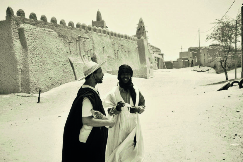 8. Timbuktu, Männer vor der ... moschee 2002